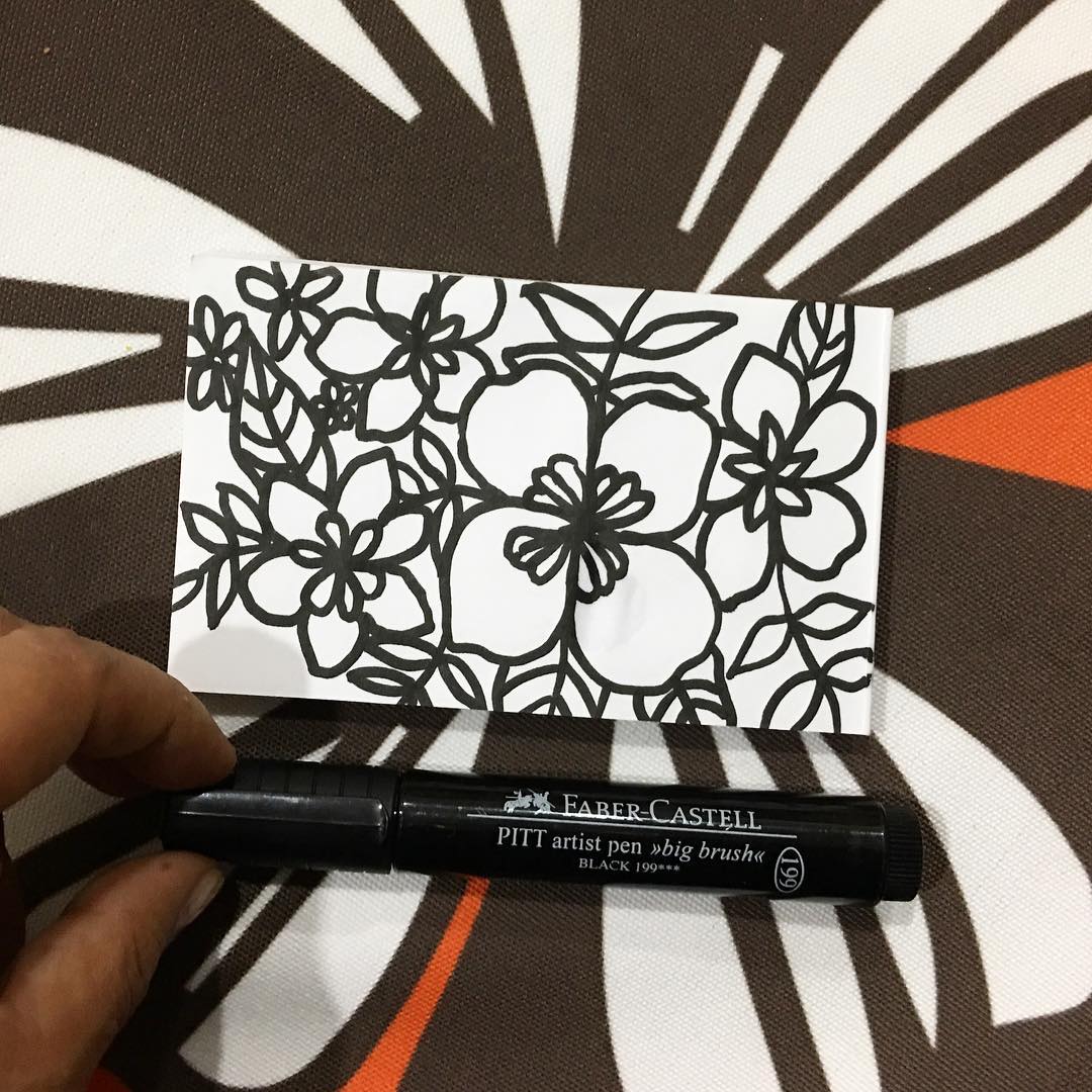 Doodling on a tiny notepad today...Sundays make me lazy...
The backdrop is an oversized print of one of my fav doodles on a table cloth!
